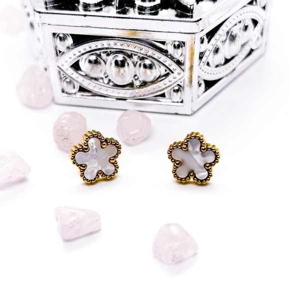 NWOT Clover  Five Petal Flower Earring Studs Made of Mother of Pearl and 18K GP - Picture 5 of 16